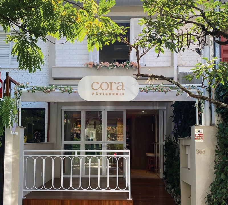 Fachada da doceria Cora Patisserie, cujas paredes são pintadas de branco