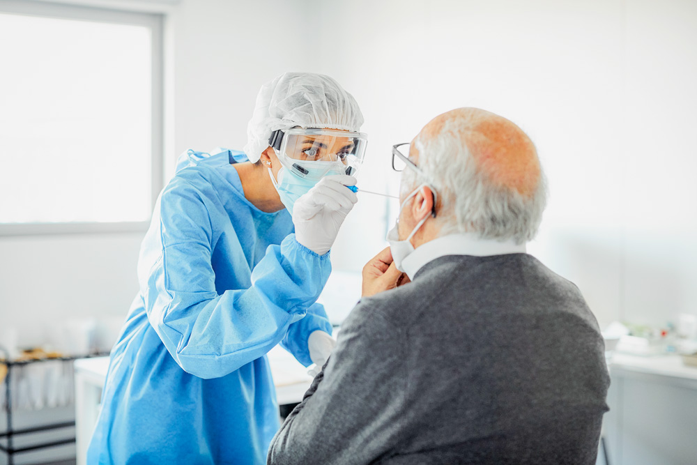 Pessoas de 60 a 79 anos voltam a ser maioria em UTIs Covid privadas