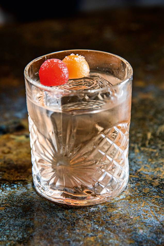 Watermelon negroni: gim, Ramazzotti Rosato, Campari, vermute branco e bolinhas de melancia e de melão cantaloupe Watermelon negroni: gim, Ramazzotti Rosato, Campari, vermute branco e bolinhas de melancia e de melão cantaloupe