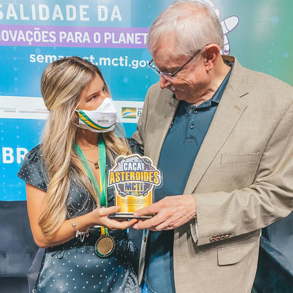 Patrick Miller – IASC _ NASA Verena com Patrick Miller, criador do programa Caça Asteroides da Nasa