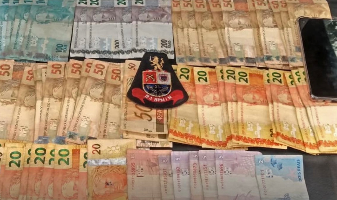 mesa com notas de dinheiro apreendidas pela polícia