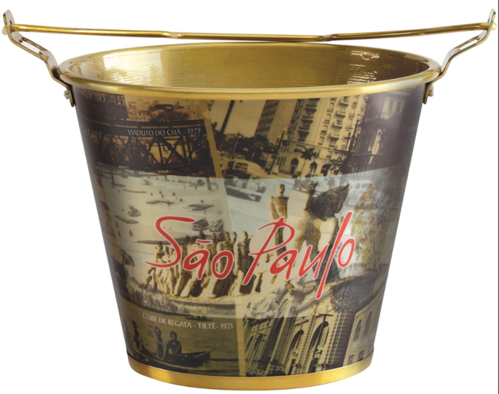Um balde para bebidas com uma estampa s&eacute;pia das paisagens de SP.