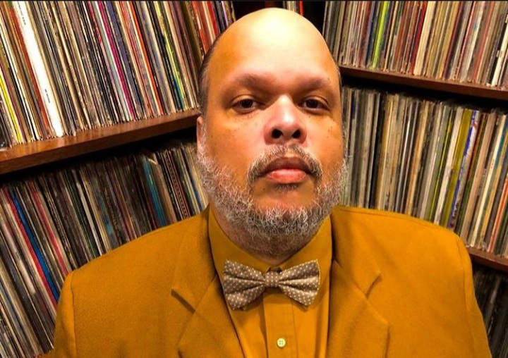 Ed Motta bomba nas redes ao imitar jeito de cariocas e paulistanos