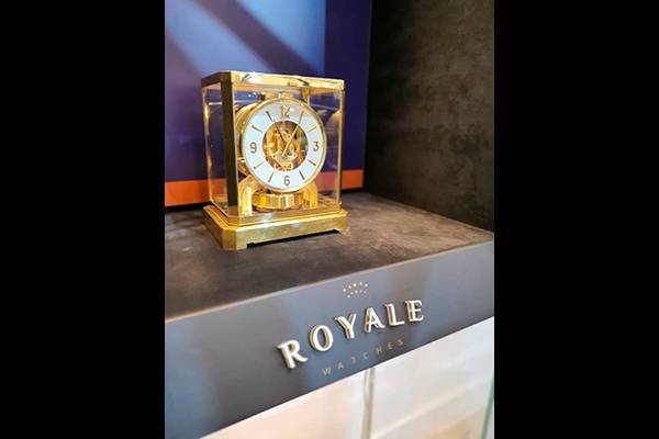 Relógio de luxo roubado é encontrado em loja de shopping