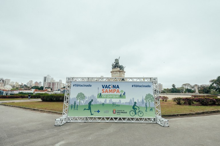 Placa sobre vacinação instalada no parque da Independência