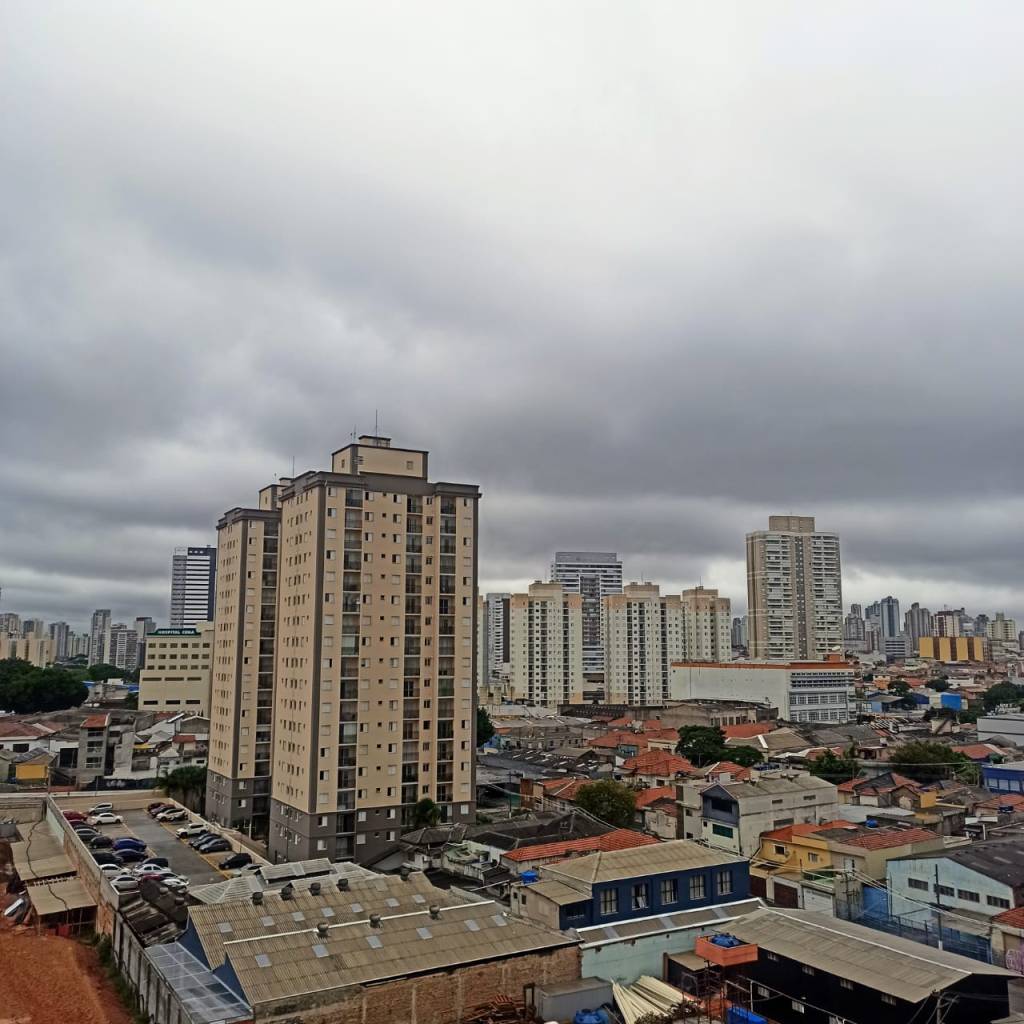 Depois de 11 dias de calor intenso, frente fria derruba temperatura