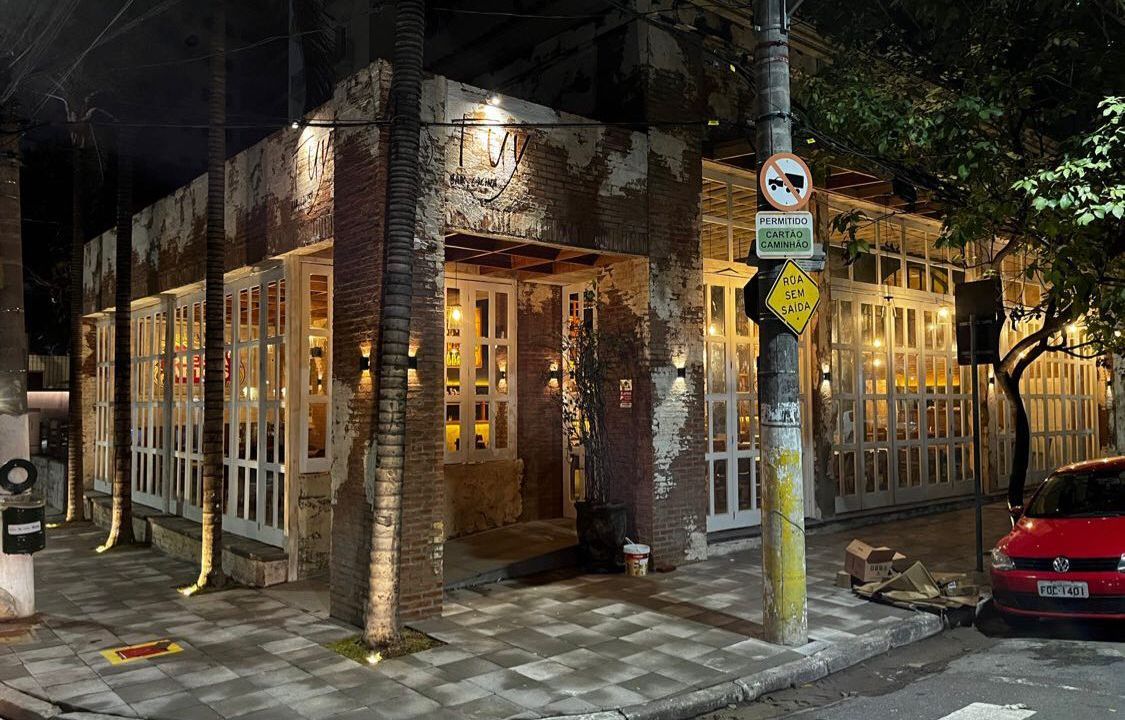 Fachada de bar localizado em uma esquina