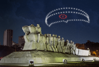 Monumento Às Bandeiras como uma espécie de nave espacial em cima, formado por drones luminosos