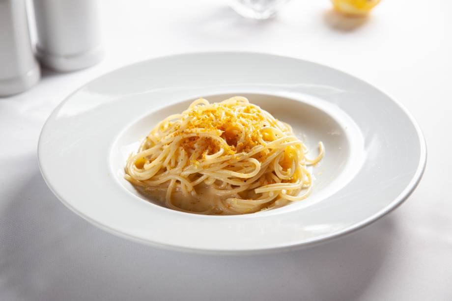 Cacio e pepe: massa tradicional é complementada por bottarga e raspas de limão-siciliano Cacio e pepe: massa tradicional é complementada por bottarga e raspas de limão-siciliano