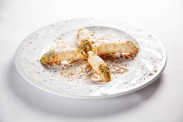 Cannoli: doce recheado com creme de ricota servido em quarteto Cannoli: doce recheado com creme de ricota servido em quarteto