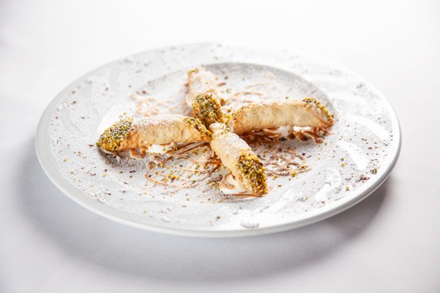 Cannoli: doce recheado com creme de ricota servido em quarteto