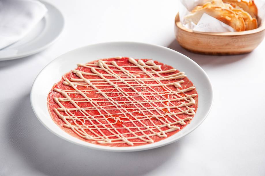 Carpaccio: servido com torradas