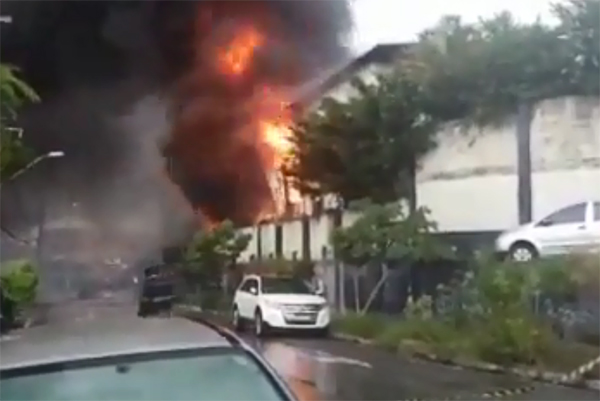 Galpão industrial pega fogo e mobiliza cerca de 20 viaturas dos Bombeiros