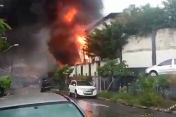 Galpão industrial pega fogo e mobiliza cerca de 20 viaturas dos Bombeiros