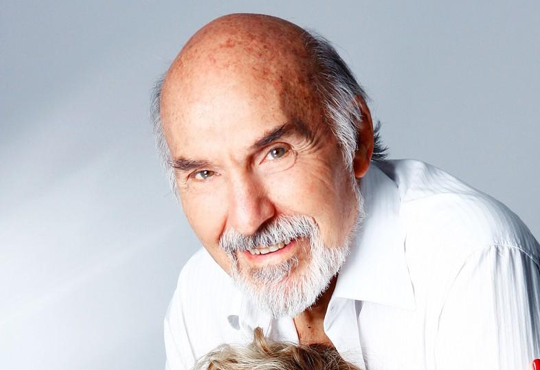 Imagem mostra Jacques sorrindo para foto