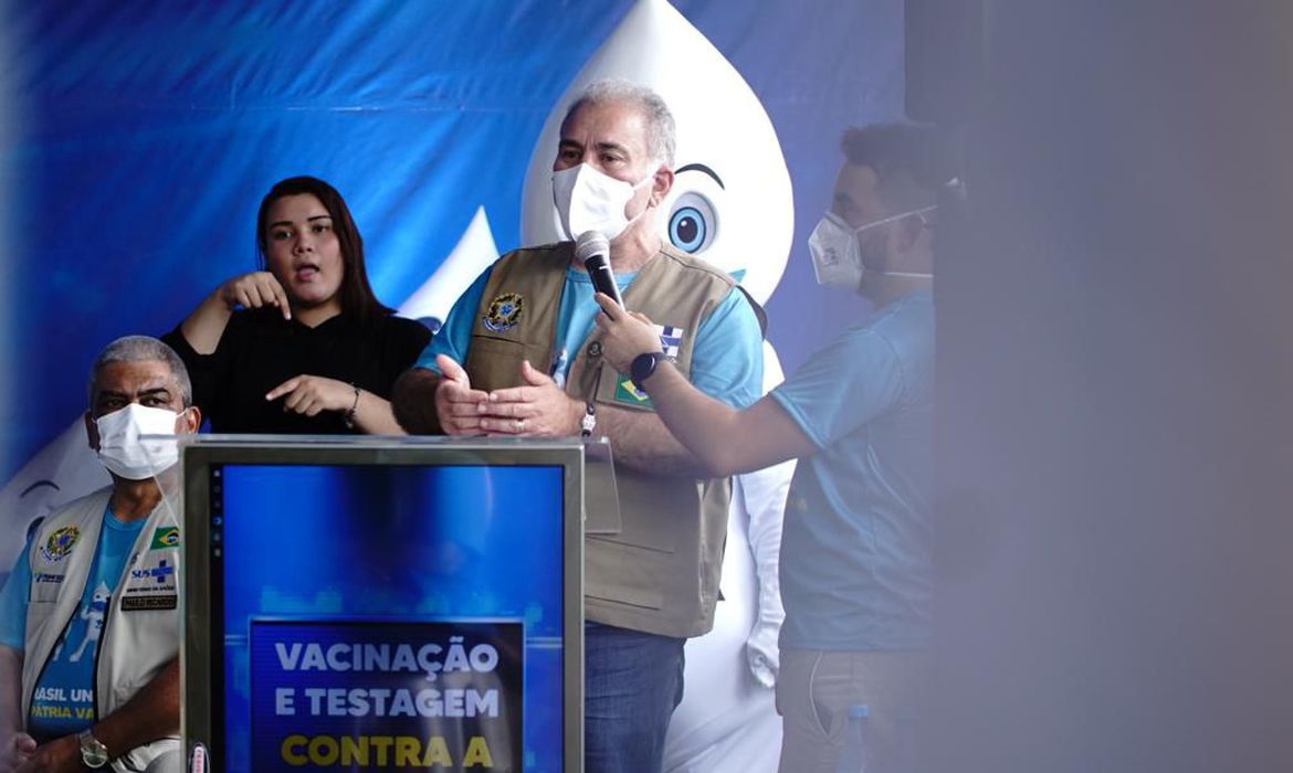 Ministro Queiroga em palco em Manaus