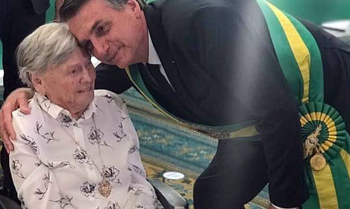 Mãe de Jair Bolsonaro morre aos 94 anos no interior de São Paulo