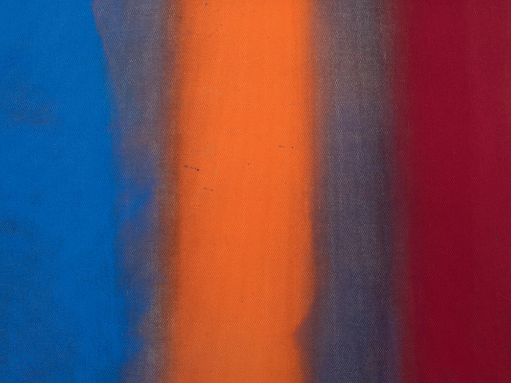 49093_KL_EvaHerzog_high4.jpeg Imagem mostra pintura com as cores azul, cinza, laranja e vermelho, em listras.