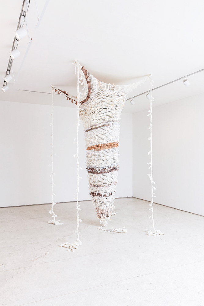 Artista paranaense expõe peças de crochê no Anexo da Galeria Millan