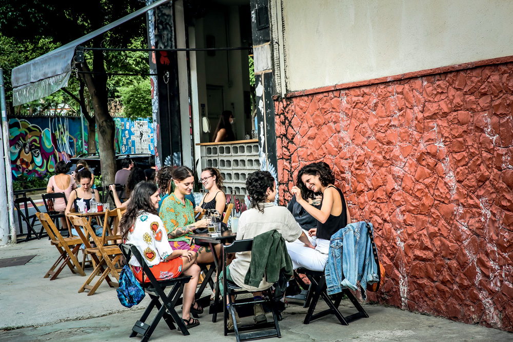 São Paulo 12 fevereiro 2022Foto Alexandre Battibugli VSP Pessoas sentam-se em mesas de madeira na calçada de uma cervejaria.