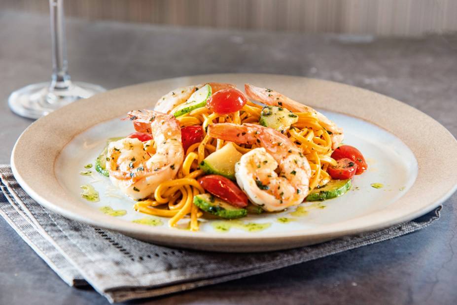 Espaguete alla chitarra: molho de abobrinha, tomate-ce­reja e camarão