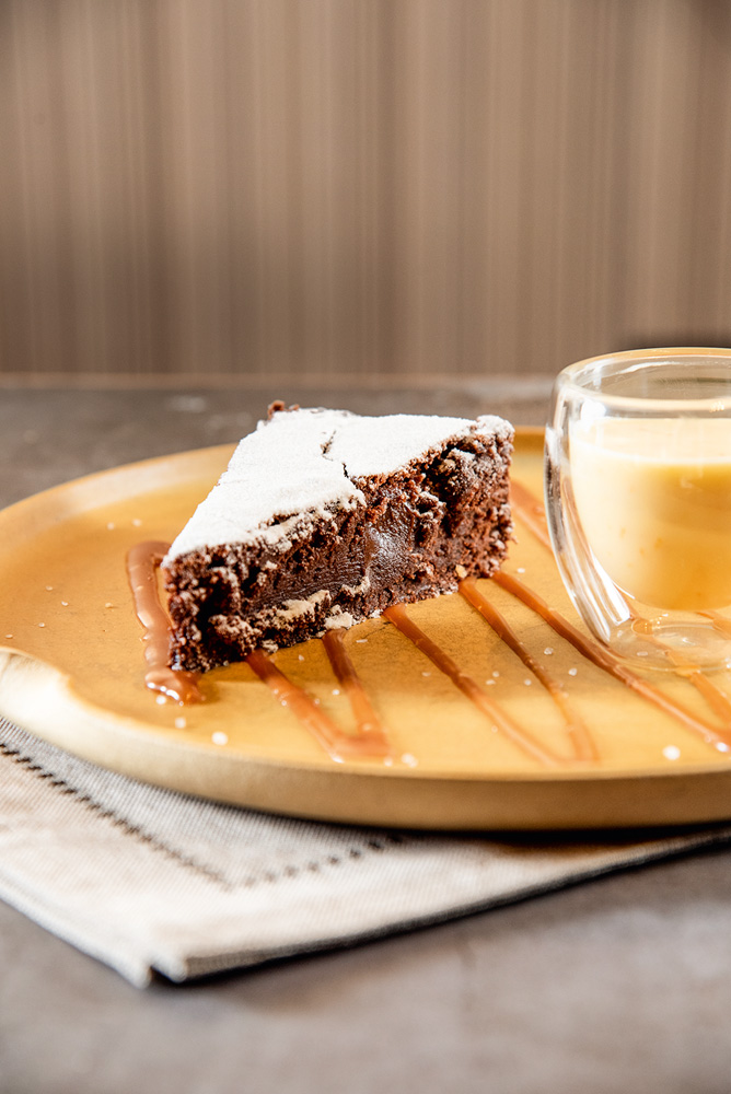 Torta tenerina: acompanhada de creme inglês de laranja-baía, caramelo toffee e flor de sal