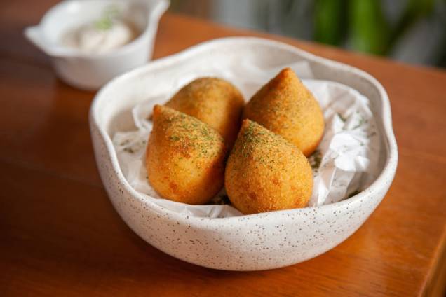 Coxinha: com recheio de frango e catupiry Coxinha: com recheio de frango e catupiry