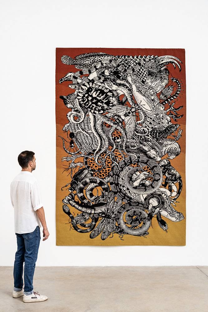 Tapeçarias reiventam fauna brasileira em mostra da Luciana Brito Galeria