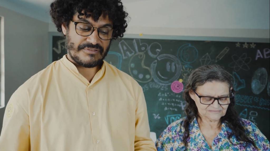 Criolo grava novo vídeo ao lado da mãe em homenagem aos professores