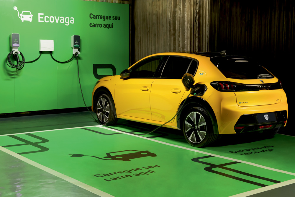 Ecovaga Crédito Pedro Bicudo.jpg Imagem mostra carro amarelo sendo abastecido em espaço verde com o logo escrito