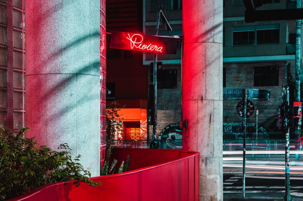 Riviera é reaberto após 2 anos: veja como o bar ficou