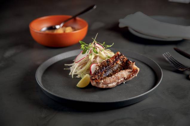 Peixe do dia: prejereba com salada de chuchu e mandioca finalizada na manteiga Peixe do dia: prejereba com salada de chuchu e mandioca finalizada na manteiga