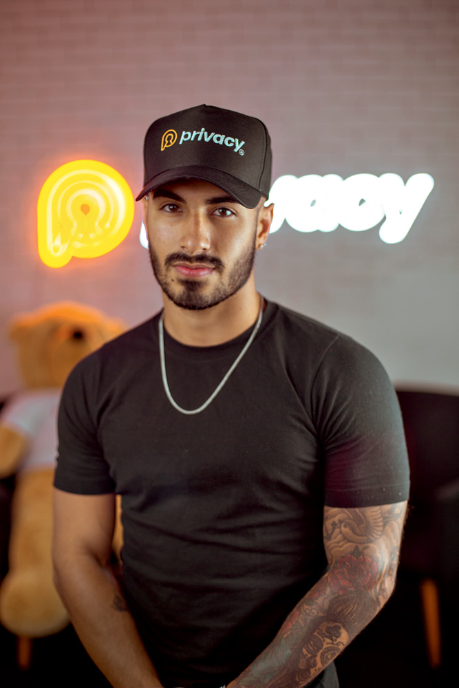 RICARDINHO FREESTYLE.jpg Ricardo é um homem branco, de barba escura. Ele usa um boné com o logo da marca e uma camiseta preta.