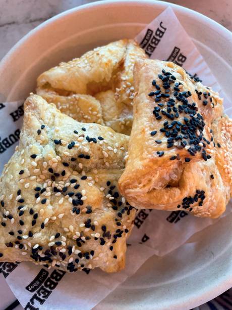 Burekitas: versão quadrada do salgado folhado Burekitas: versão quadrada do salgado folhado