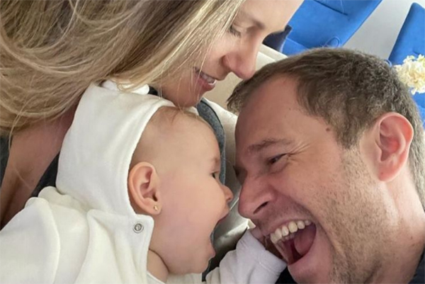 Imagem mostra família reunida em selfie, com todos próximos. Daiana olha Tiago e Lua sorrindo um para o outro