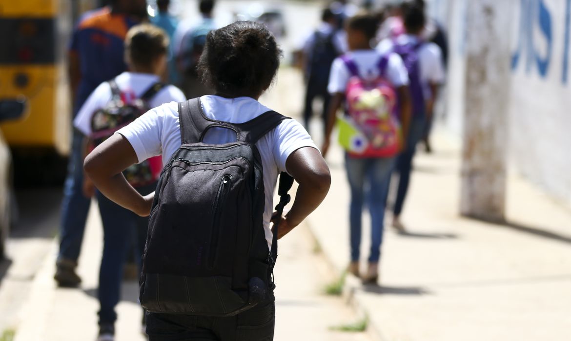 alunos saindo de escola