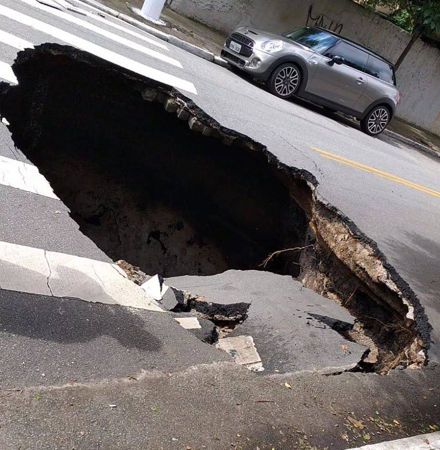 Cratera assusta moradores na Mooca