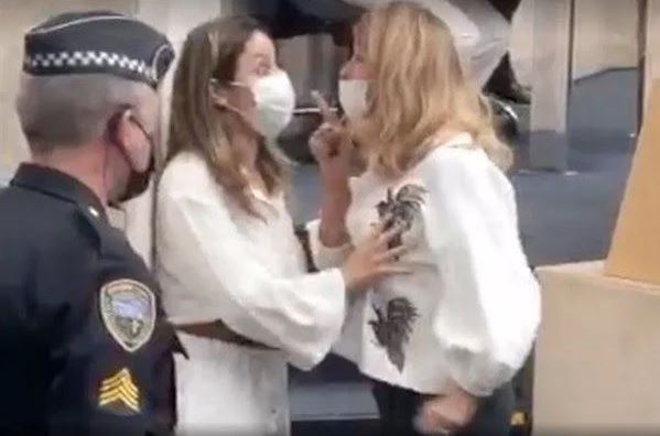 Imagem de duas vereadores discutindo. Uma ponta o dedo para o rosto da outra, que a afasta com a mão