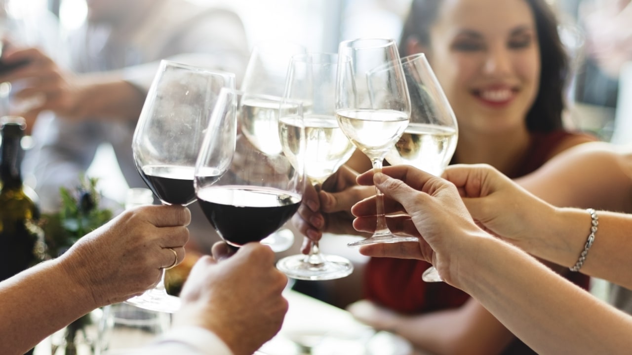 Taças de vinho se reúnem em brinde