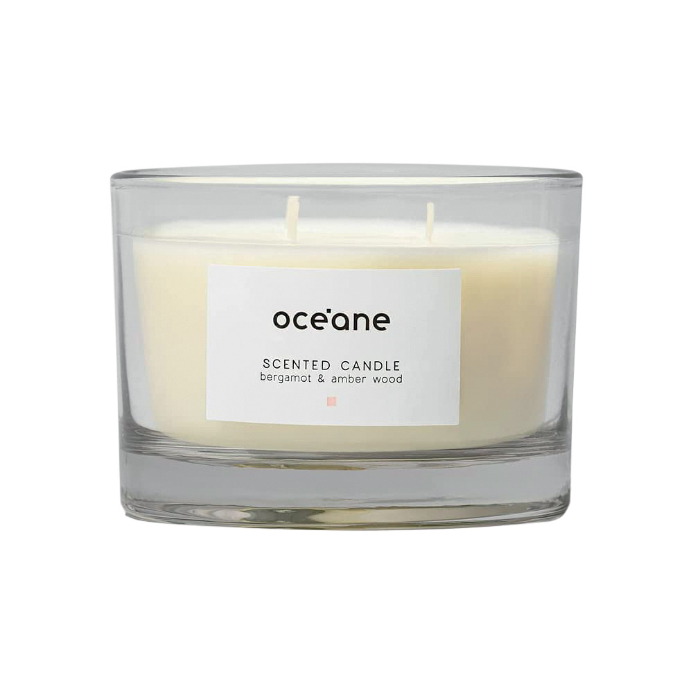 vela aromatizada branca em suporte de vidro