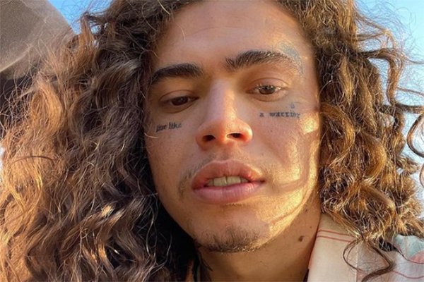 Whindersson tira selfie, sério, em ambiente ao céu aberto, com luz solar no lado esquerdo da face