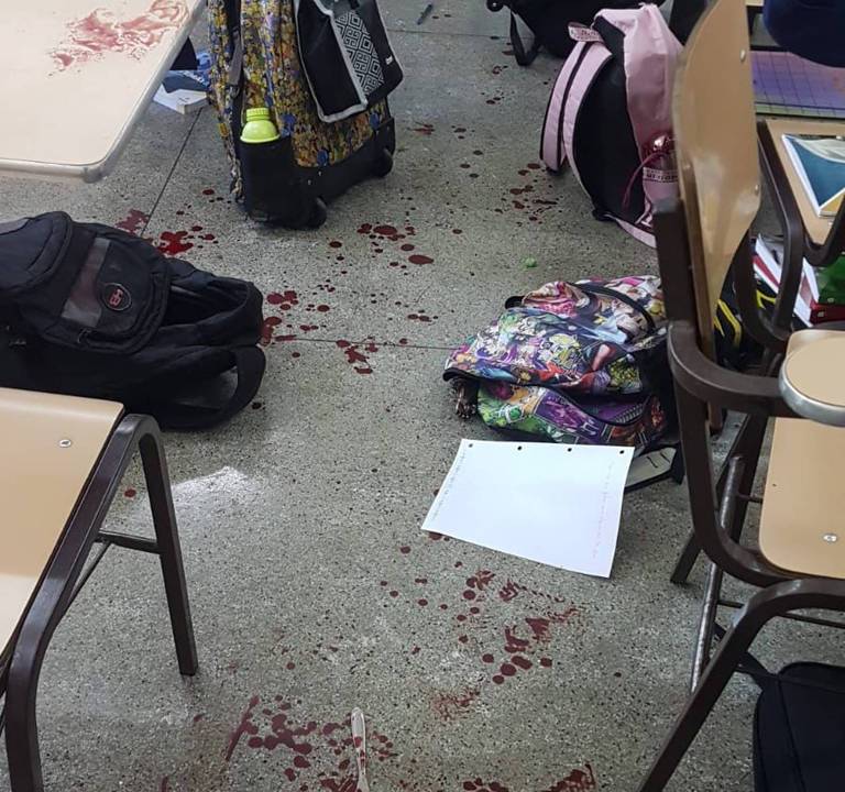 A foto mostra chão de sala de aula ensanguentado