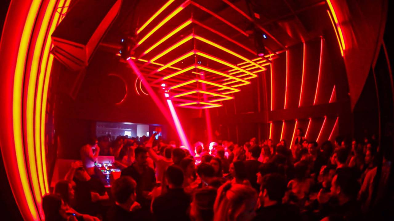Pista da 300 Cosmo Square Club, nova balada na Avenida Nove de Julho, com luzes avermelhadas.