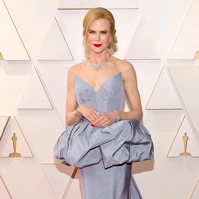 Nicole Kidman Nicole Kidman, de vestido cinza e batom vermelho