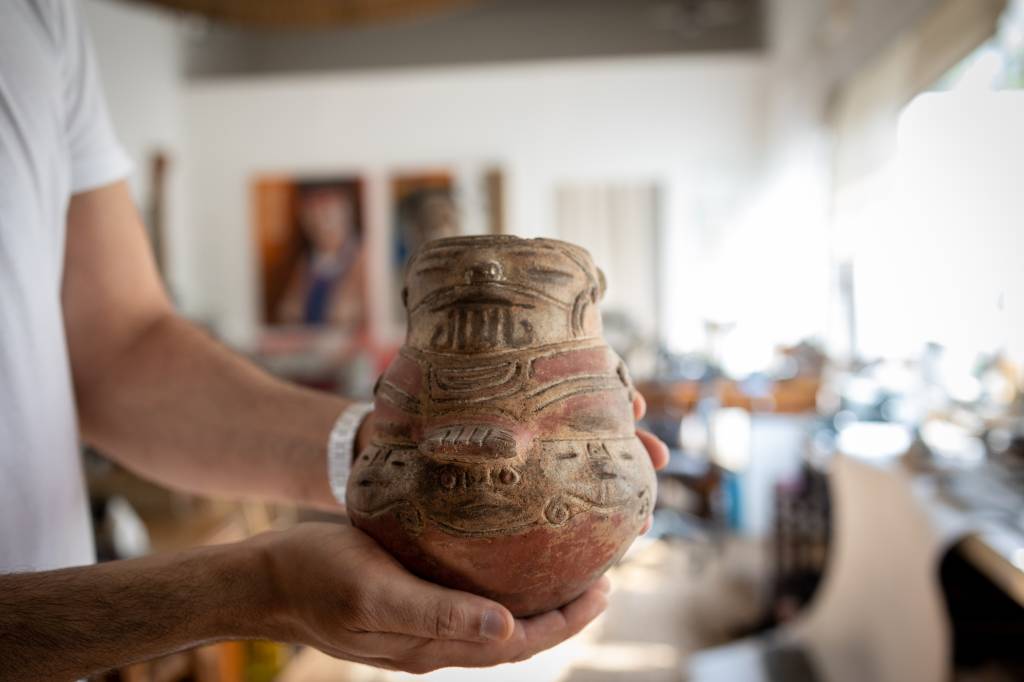 noel villas-bôas Imagem mostra Noel segurando cerâmica indígena antiga, desgastada pelo tempo. Item é uma espécie de jarro com desenhos talhados