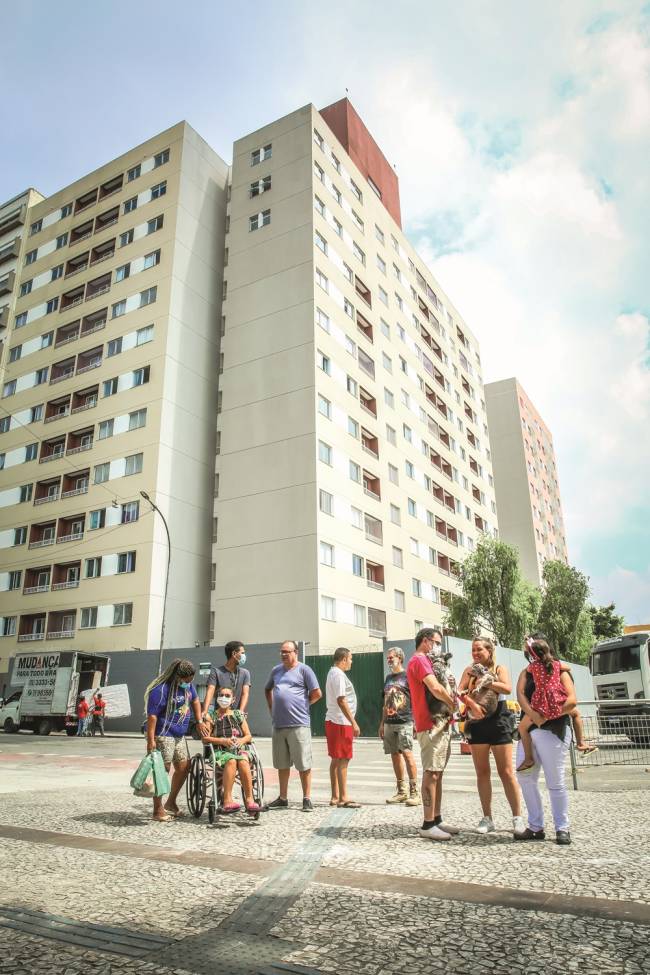 Imagem mostra moradores conversando em meio à antiga Cracolândia