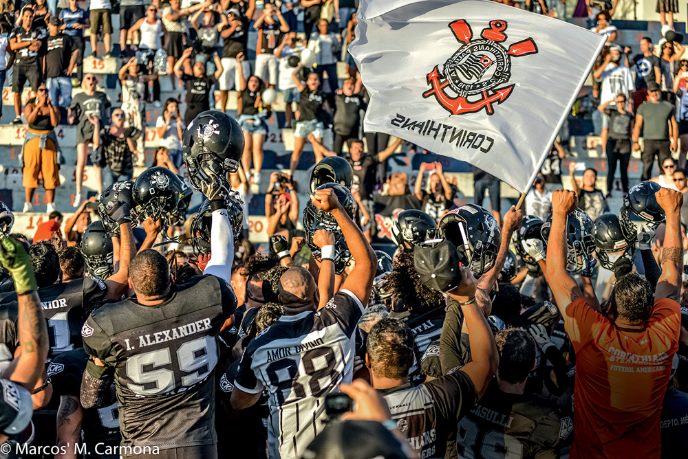 Corinthians Steamrollers x SP Stormsi – Foto Marcos M Carmona 2019 – -0573.jpg Multidão com bandeiras do corinthians na plateia.