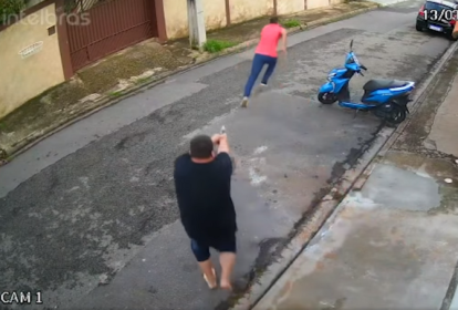 A imagem mostra homem disparando contra vice-prefeito de Atiabaia, que corre pela rua