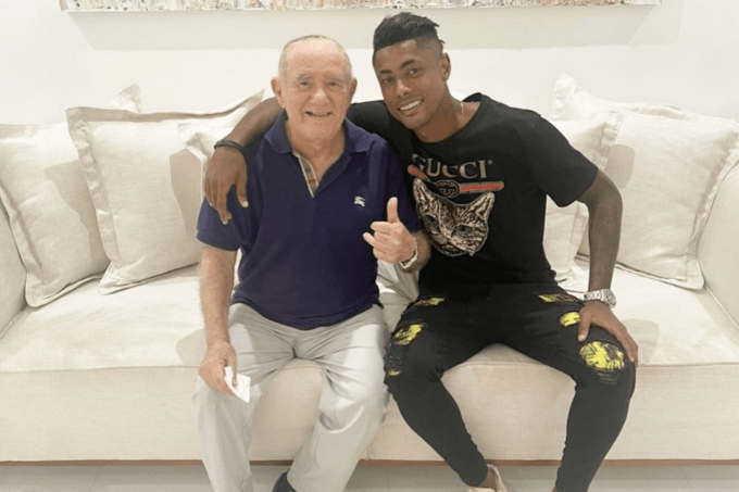O jogador Bruno Henrique e Renato Aragão