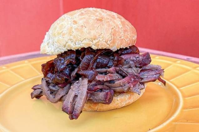 Opção recheada: com costela bovina e chutney de cebola-roxa Opção recheada: com costela bovina e chutney de cebola-roxa